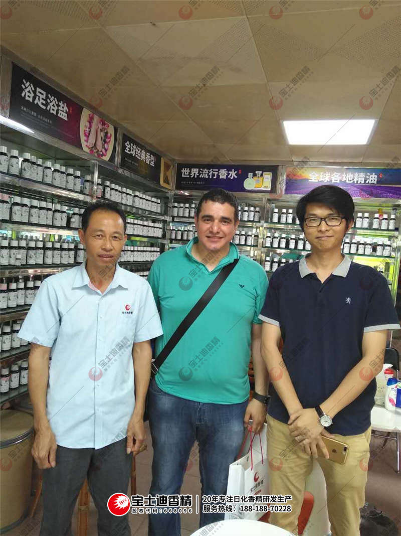 Yamen先生(shēng)與草莓视频在线(dí)員工合照(zhào) Yamen先生與草莓视频在线(dí)員工合照