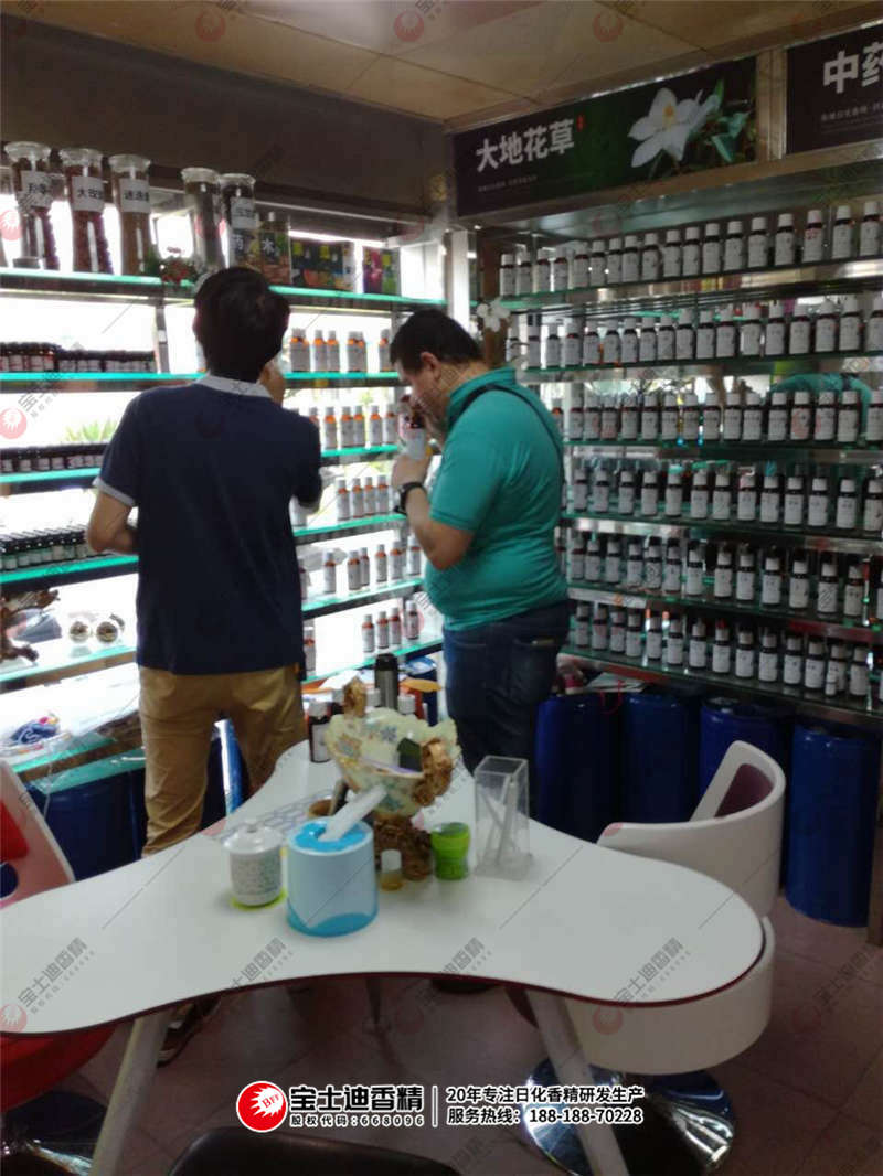 Yamen先生與寶士(shì)迪員工聞香 Yamen先(xiān)生與草莓视频在线員工(gōng)聞香