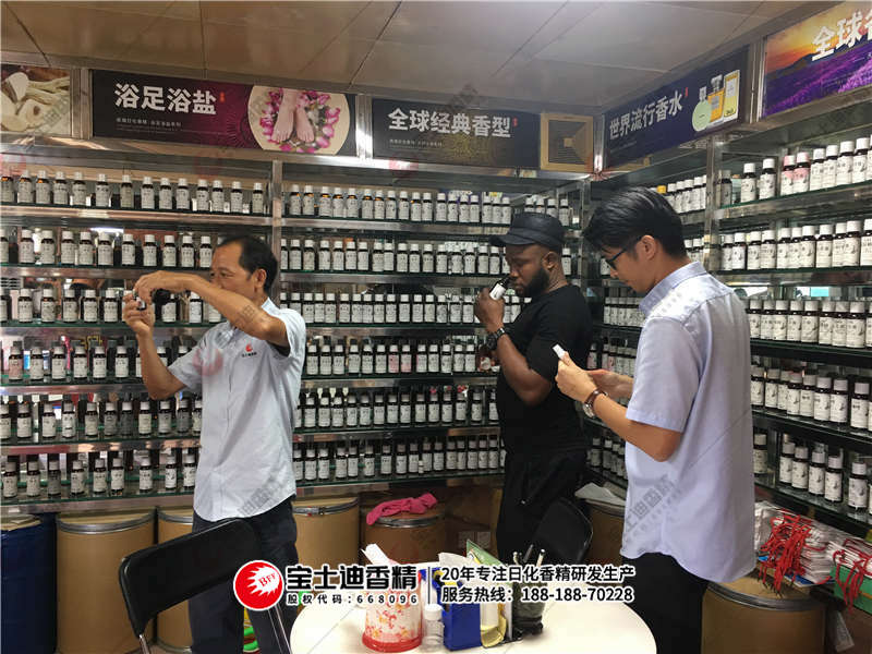 工作人員與客戶(hù)品(pǐn)鑒香型 工作人員與客戶品鑒香型