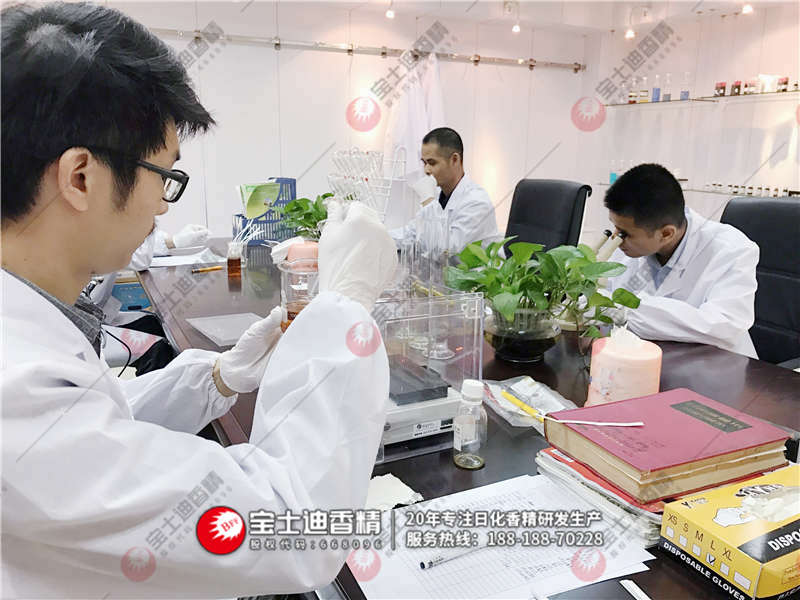 調香人員在調配香(xiāng)精 調香人(rén)員在調配香精