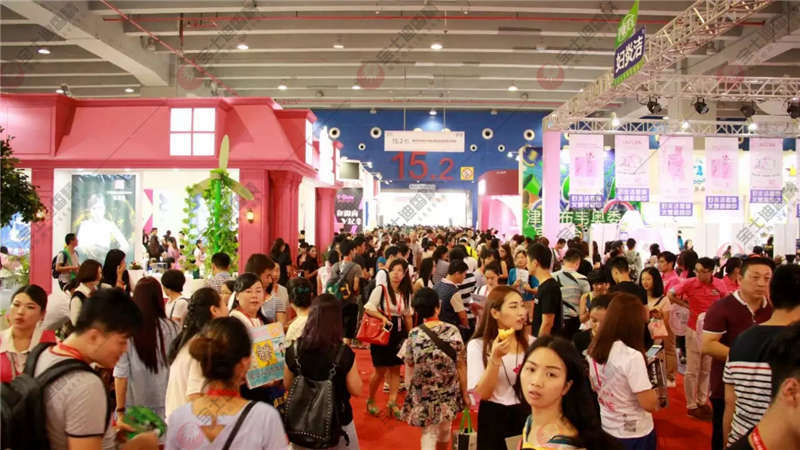 眾多人現身廣州美博會展區 眾多人現(xiàn)身廣州美博會展區
