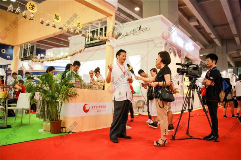 李中博先生接受采訪 李中博(bó)先生接受采訪