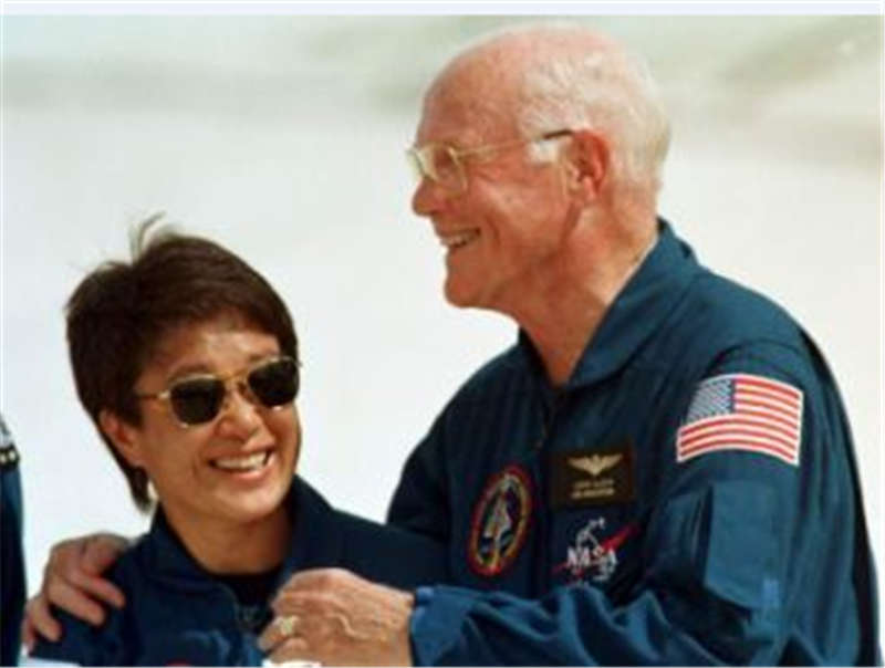 兩位宇航員摟著談笑 兩位宇航員摟著談笑