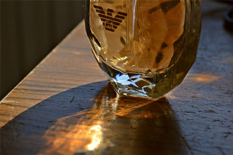 淡香水放在桌子上 淡香水放在桌(zhuō)子上