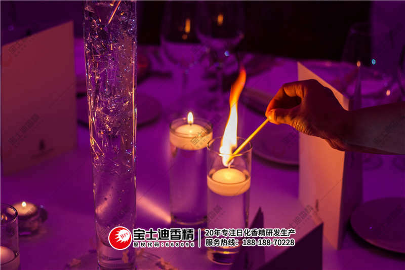 點燃的蠟燭 點燃的蠟燭(zhú)