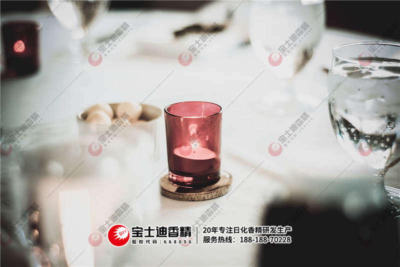 點著的香氛蠟燭 點著的香氛蠟燭(zhú)