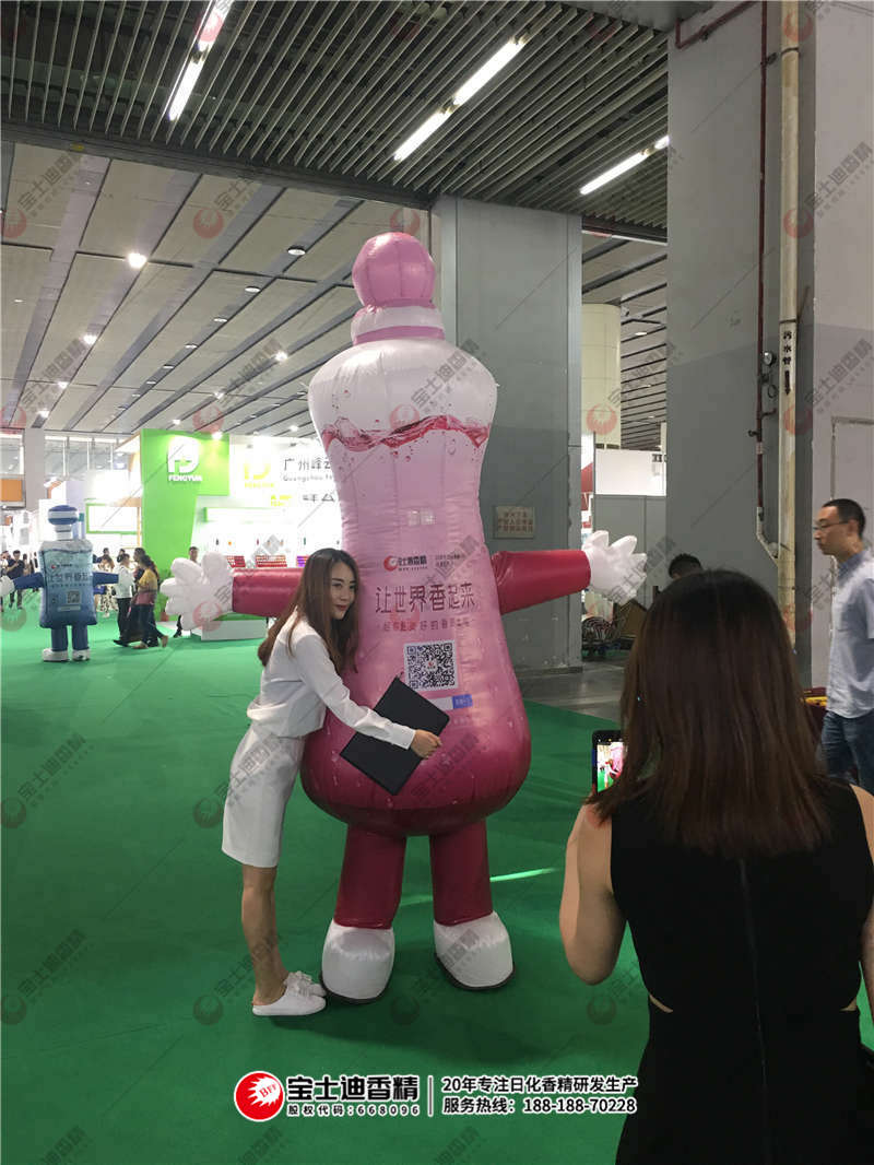 美女和公仔(zǎi)拍合照 美女和公(gōng)仔拍合照