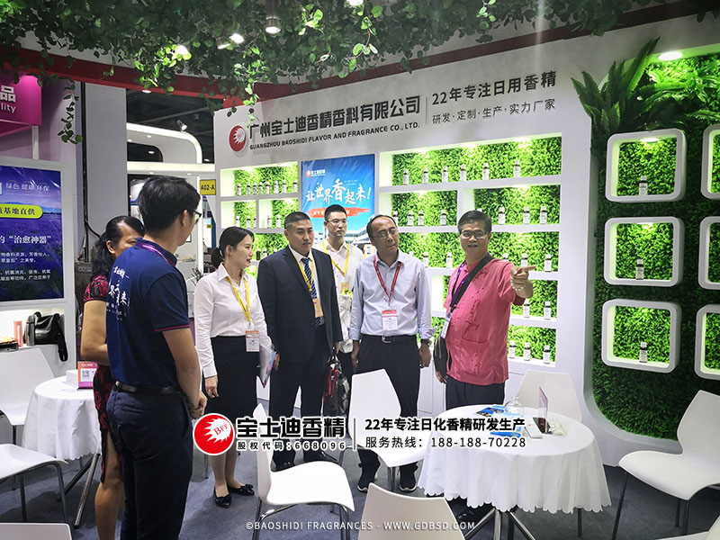 中國日化院領導光臨草莓视频在线香(xiāng)精公司展會(huì)